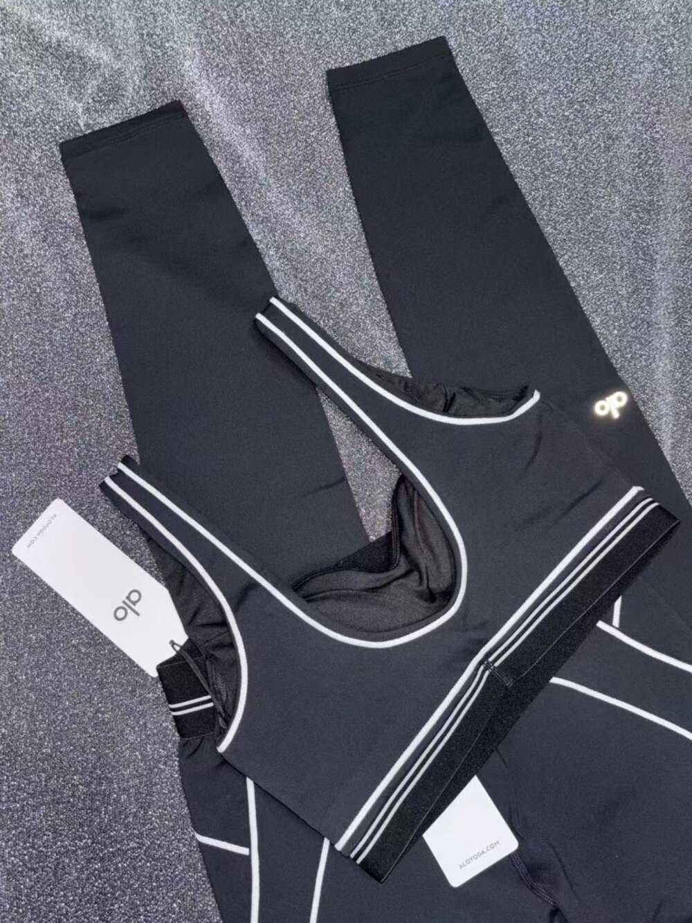 NWT ALO Yoga Airbrush Heart Throb Bra Legging Set Black White - Picture 7 of 9